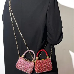 Atemberaubende Strass-Abendtasche mit Kettenriemen, luxuriöse schicke Umhängetasche für Damen.