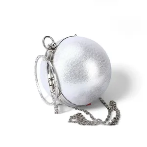 Détail de pochette de soirée sphérique argentée, élégante bandoulière en chaîne, sac rond.
