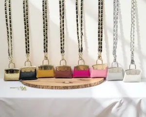 Mini sac à main en cuir PU avec bandoulière chaîne et design de quincaillerie métallique classique.