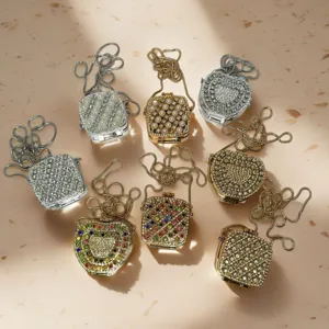 Detailansicht von stilvollen Mini Strass Acryl Box Umhängetaschen und niedlichen Herz-Taschen.