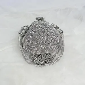 Glitzernde Strass Abendtasche Detail, silberne Mini Kettentasche für elegante Kleider.