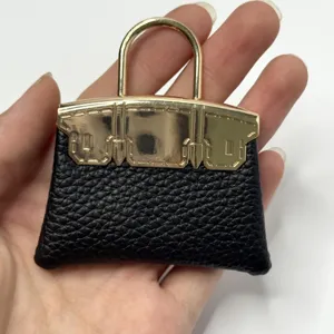Gros plan détail du mini sac à main en cuir PU avec accessoires métalliques dorés.