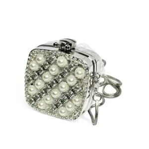 Detailansicht der eleganten Mini Strass Box Clutch mit Perlenbesatz und silberner Metallkette.
