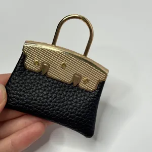Mini porte-clés sac à main en cuir PU noir avec détails métalliques dorés très élégant.