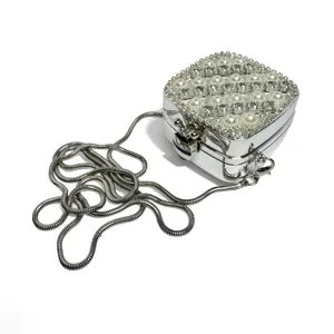 Mini silberne Acryl-Box-Tasche mit Perlen und Strass, stylische Crossbody-Kette.