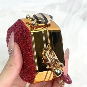 Exquisites Detail der roten Kristall Abendtasche, glänzender Miniclutch mit Goldrahmen Biene.