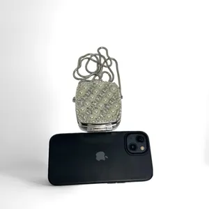 Detailansicht der Mini Strass Perle Acryl Box Tasche mit silberner Kette und funkelndem Dekor.