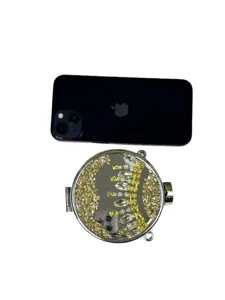 Detailansicht einer runden Pailletten-Spiegeltasche mit glitzernder Textur und Größenbezug.