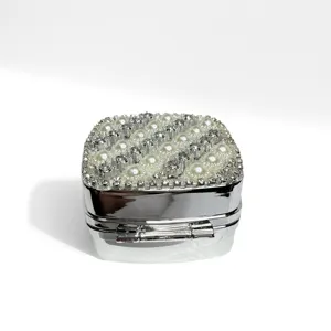 Mini silberne Strass Perle dekorative Box Detail zeigt exquisite Handwerkskunst glänzend.