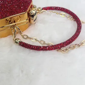 Rote Kristall Abendtasche Detail, glitzernde Strasssteine am Goldrahmen, Luxus Mini.