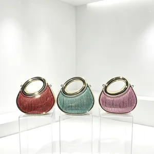 Elegante Abendtasche mit rundem Metallgriff und funkelndem Kristall-Fransen-Design für Damen.