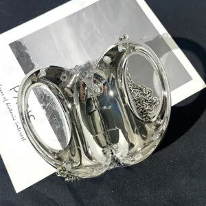Silberne metallische strukturierte Abendtasche Detail, hohles Ringdesign und Kette.