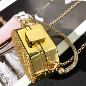Goldfarbene Metallic-Abendtasche mit Glitzer-Textur und Kette für elegante Bankette.