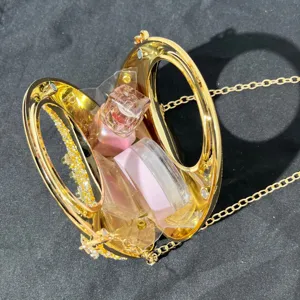 Exquisite goldene Acryl Abendtasche Detail, glitzernder Strass Griff mit schickem Kettenriemen.