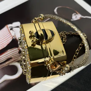 Goldfarbene Box-Abendtasche mit glitzernden Strasssteinen und schickem Metall-Bienenverschluss.