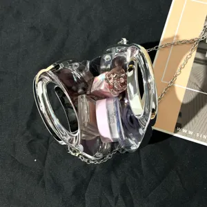 Transparente Acryl-Mondsichel-Umhängetasche mit Metallkette und modischem Hohlgriff-Design.