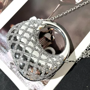 Silberne Strass-Mondsichel Abendtasche mit Kettriemen und metallenen Gitterdetails.