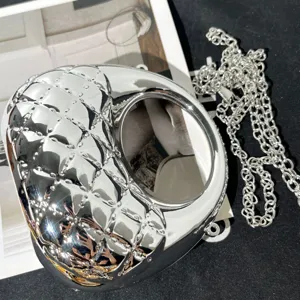 Silberne metallische Acryl Abendtasche mit Kette und Griff für Damen Mode Partys elegant.