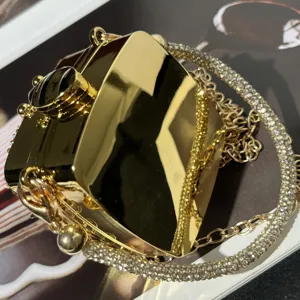 Goldene Acryl-Abendtasche mit Strass-Kettenriemen, stilvolle Metall-Box-Clutch für Damen.