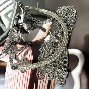 Silberne Acryl Box Tasche mit Strasssteinen und Kette, elegante Mini Umhängetasche für Damen.