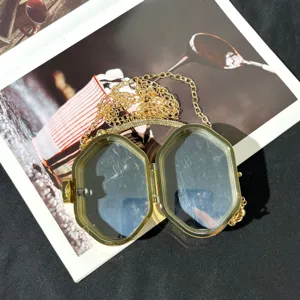Elegante goldene Abendtasche mit Kettenriemen und Strassdetails für festliche Anlässe.