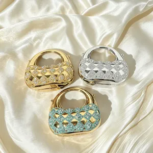Nahaufnahme von metallischen Mini-Abendtaschen mit funkelnden Strasssteinen und feinem Glanz.