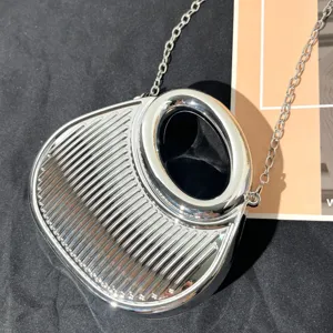 Nischen-Design metallische Acryl-Umhängetasche mit einzigartigem Streifenmuster und Kette.