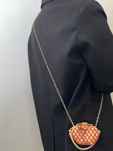 Elegante Mini-Abendtasche mit Metallkettenriemen für Damen Bankette und Partys Produktdetails