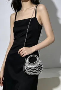 Schicke Acryl Strass Abendtasche mit Kette, luxuriöse metallische Schultertasche für Damen.