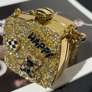 Detaillierte Nahaufnahme einer luxuriösen goldenen Strass-Abendtasche mit funkelnden Kristallen.