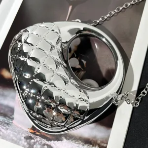 Silberne metallische Mondsichel Abendtasche mit gestepptem Muster und eleganter Metallkette.