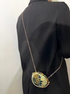 Detailaufnahme einer Mini Acryl Umhängetasche mit Strass und geometrischem Design.
