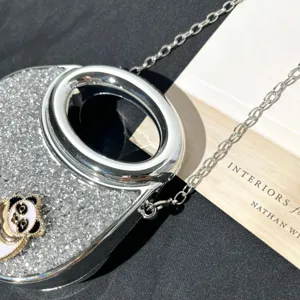 Strass Acryl Umhängetasche mit Metallring Griff und Kette Riemen für Damen stilvoll.