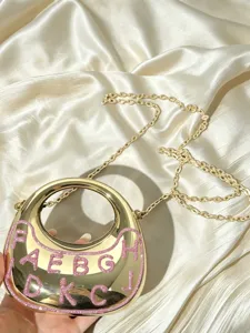 Metallic goldener Halbmond Umhaengetasche mit rosa Glitzer Buchstaben und feiner Kette.