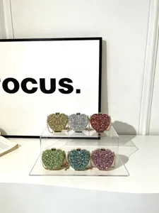 Detailansicht von bunten Glitzer Herz Abendtaschen mit Kettenriemen und glänzenden Strasssteinen.