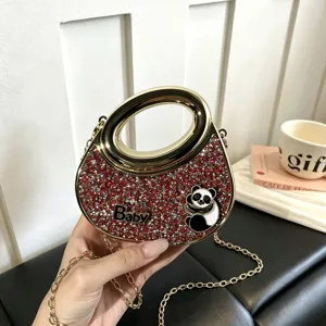 Detailaufnahme der Mini-Handtasche mit Strassbesatz, rotem Glitzer und goldener Kette.
