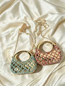 Detailaufnahme der Strass-Crescent-Abendtasche mit Metallkette und edlem Satinhintergrund.