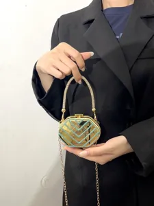 Detailansicht der mini Acryl Abendtasche mit Strassgriff und schicker Kette für Damen.