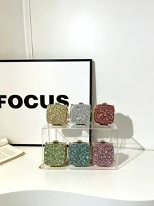 Mini Acryl Abendtasche mit glänzenden Strasssteinen und Metallkettenriemen für Damen chic.