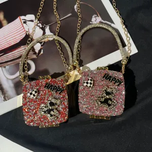 Detailaufnahme der Mini-Acryl-Abendtasche mit Strasssteinen, Kette und Bären-Design.