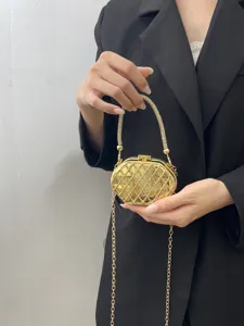 Goldene elegante Abendtasche aus Metall mit Kette und Strassgriff für glamouröse Anlässe.