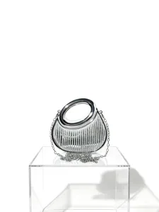 Nahaufnahme der silbernen Strass-Abendtasche zeigt Details wie den Griff und die feine Kette.
