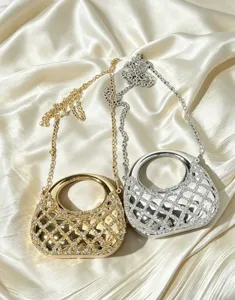 Glänzende metallische Abendtasche mit Strassgitter, rundem Griff und eleganter Kette.