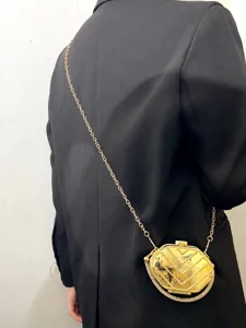 Mini goldene Acryl Umhängetasche mit Kette für Damen, elegante Lippenstift Box Handtasche.