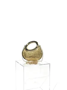 Goldene glitzernde Abendtasche mit Metallringgriff und Kette, elegante Party Umhängetasche.