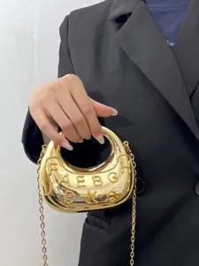 Metallische goldene Halbmond-Umhängetasche mit glänzendem Kettenriemen und glitzerndem Design.