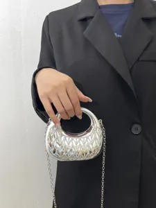Silberne Acryl Mondsichel Handtasche mit Kette, glänzendes Metallic Finish für Damen Mode.