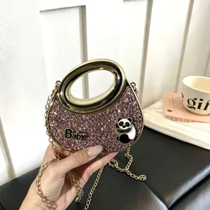 Details der modischen rosa Glitzer-Handtasche mit goldenem Ringgriff und Kette.