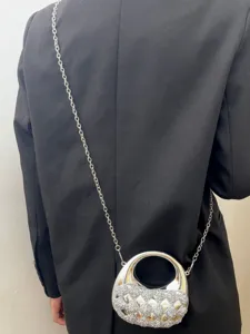 Silberner metallischer runder Griff mit Strassquilt und Kette Abend Umhängetasche Detail.