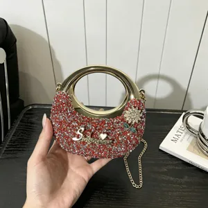Strass-Halbmond-Abendtasche mit Metall-Rundgriff und Kettengurt Nahaufnahme Detail.